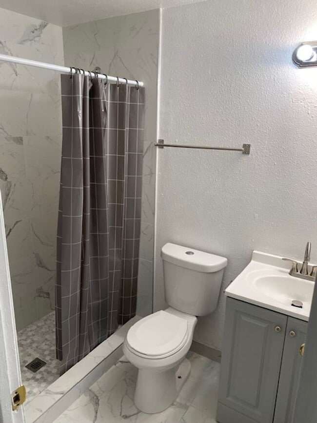 Building Photo - Spacious home on Large Lot