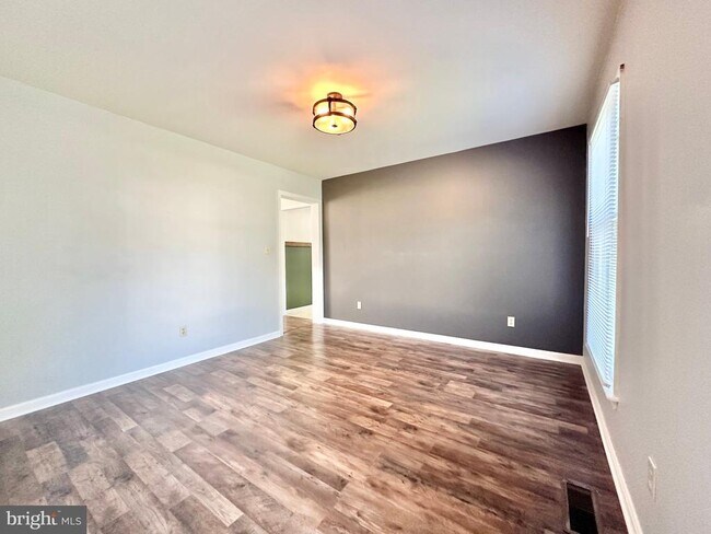 Building Photo - 8337 Colony Cir
