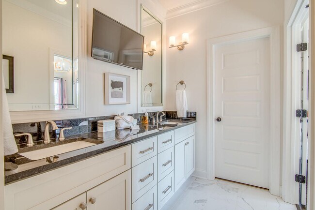 Building Photo - Beautifully appointed 3-bedroom furnished townhome in sought-after Hillsboro Village!