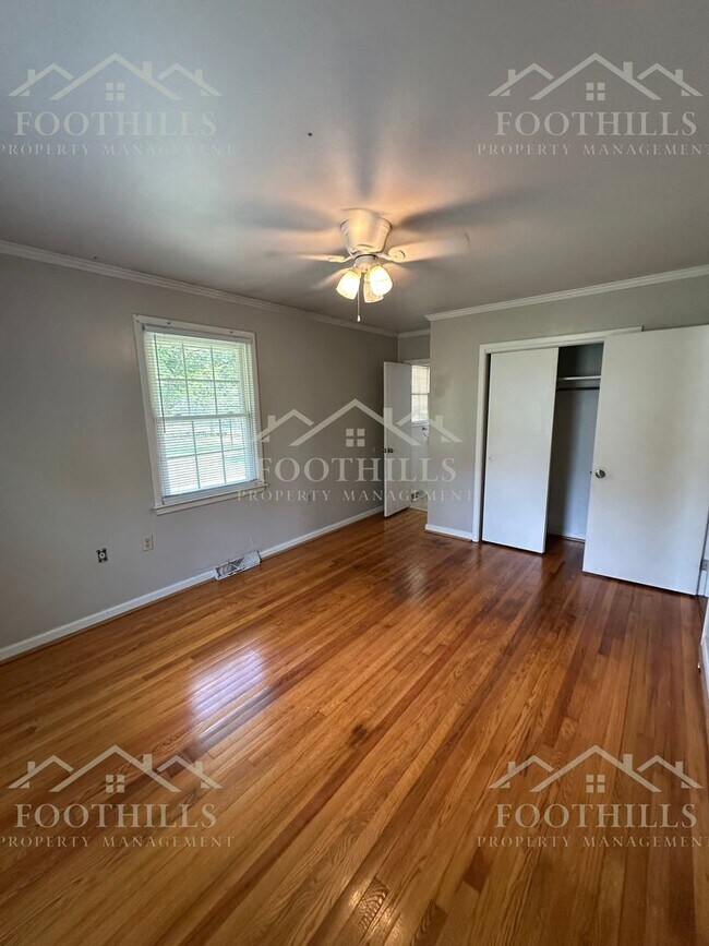 Building Photo - Live Steps Away from Anderson University –...