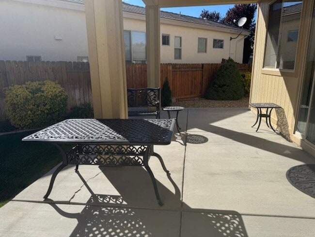 Building Photo - Beautiful Three Bedroom in the Golf Cou...