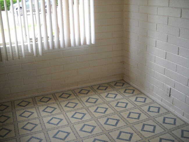 Building Photo - Cute House in Town