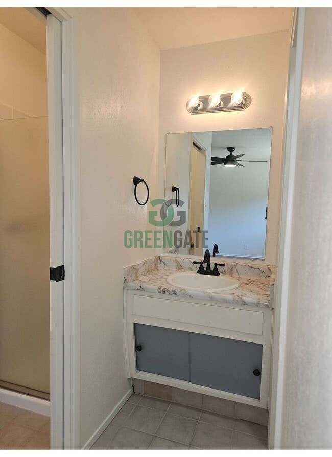 Building Photo - 3 BEDROOM 2 BATH HOME MOVE IN READY IN MOD...