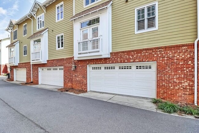 Building Photo - Beautiful 3BD/2.5BA Townhome