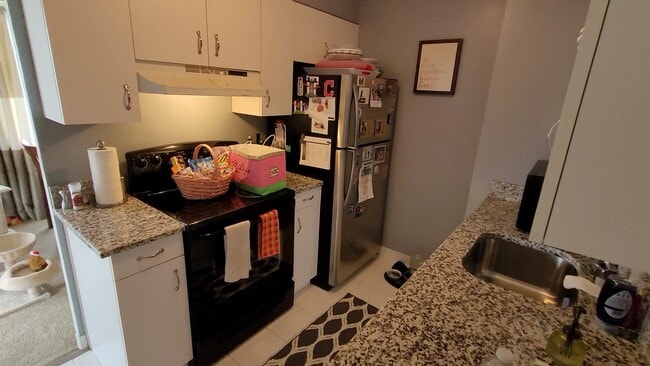 Kitchen - 11850 Edgewater Dr