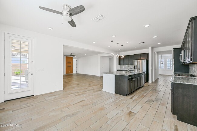 Building Photo - 14049 W Desert Hollow Dr