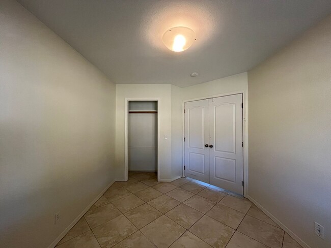 Building Photo - 946 St Ann Dr