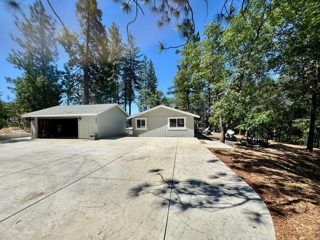 Building Photo - 4425 Sierra Springs Dr
