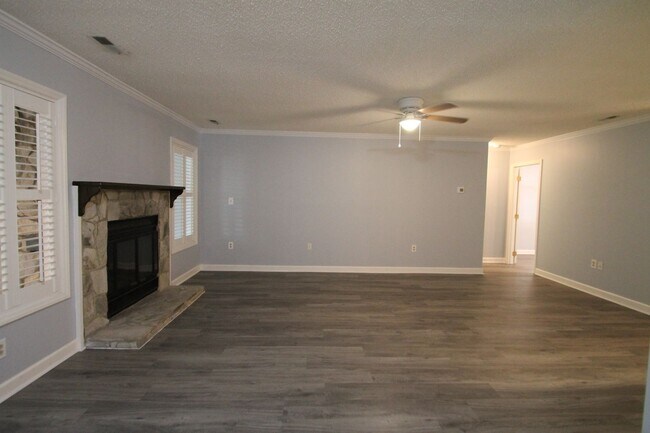 Building Photo - 806 Beech Dr