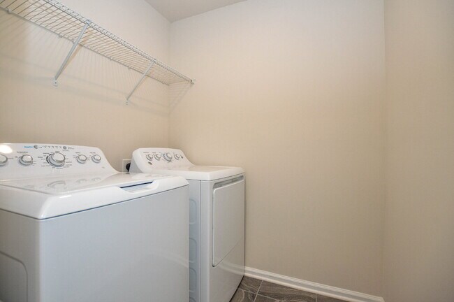 Building Photo - Easy Tega Cay Living in a Thoughtfully Updated Townhome