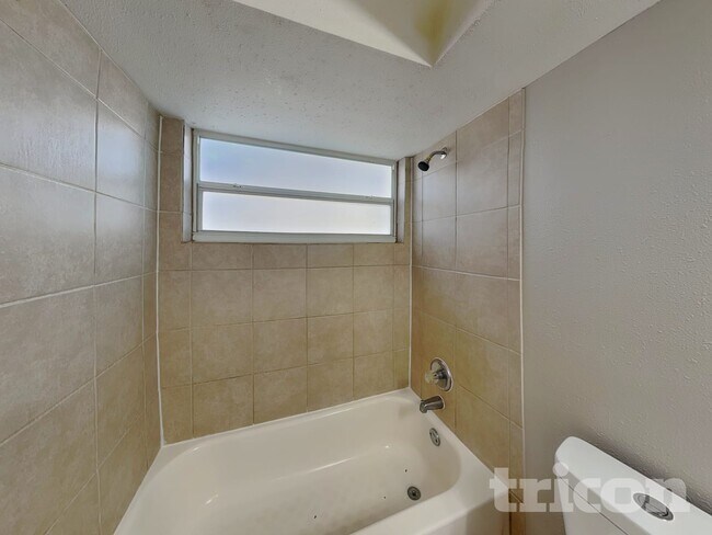 Building Photo - 1430 Thames Ln