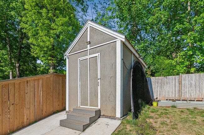 Building Photo - 63 Dorothy Ln