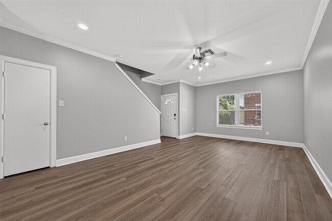 Building Photo - 5951 S Loop E