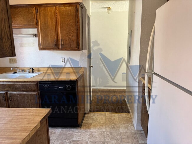 Building Photo - 4 Bed 1.5 Bath Townhouse Style Apartment