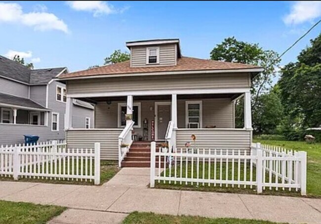 Building Photo - 1318 Division St