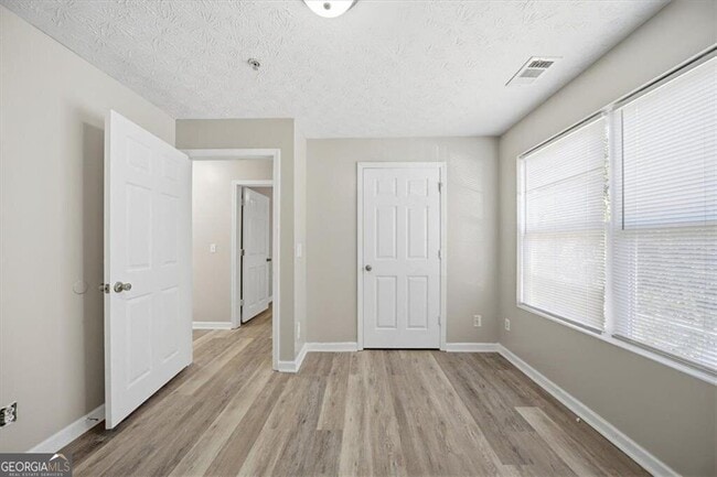 Building Photo - 8201 Fairington Ridge Cir