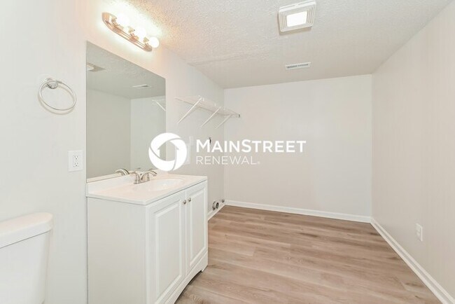 Building Photo - 3 Bedroom Pet-Friendly Home in KNOXVILLE, TN with Main Street Renewal