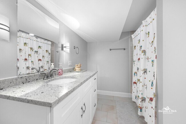 Building Photo - Stunning 4 Bedroom, 3.5 Bath Executive Rental