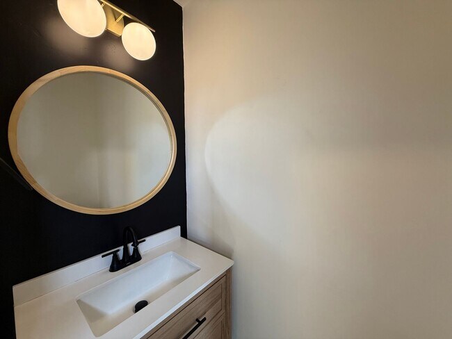 Building Photo - Stunning 2B/2.5BA Townhome in Carlsbad w/ ...