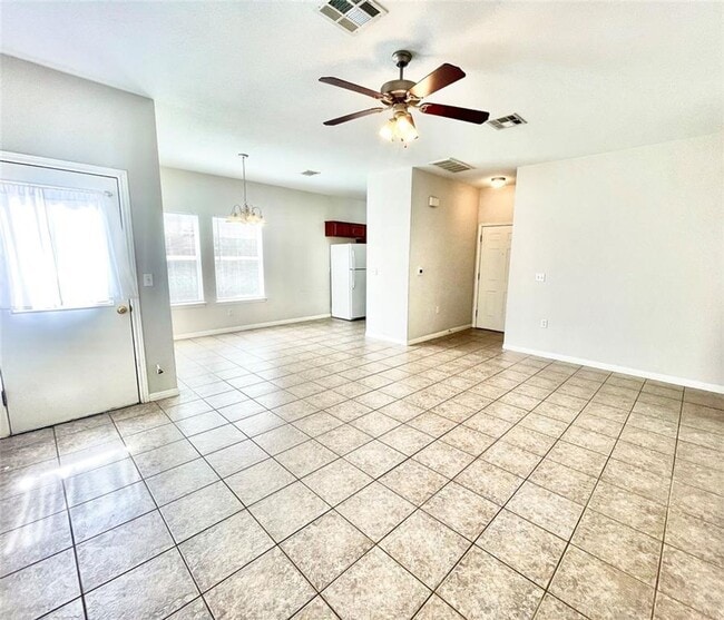 Building Photo - Spacious 4 Bed, 2.5 Bath. Perfect size and...