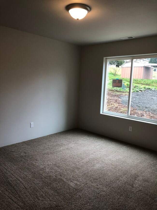 Building Photo - Brand new 3 bedroom house in Roseburg