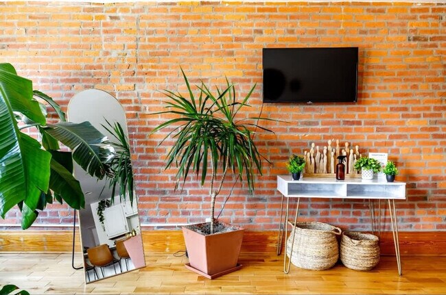 Building Photo - 1180 N High St