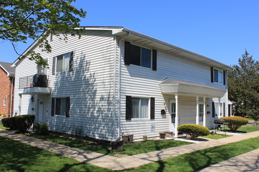 Primary Photo - 10S420 Echo Ln