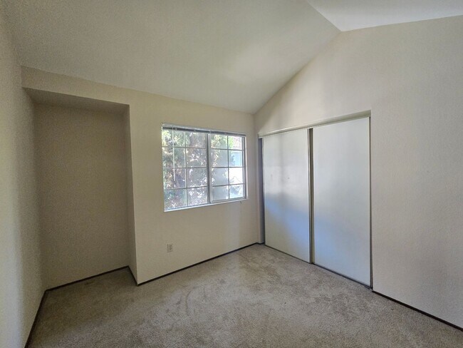 Building Photo - Large 4 bed/2.5 bath home with vaulted cei...