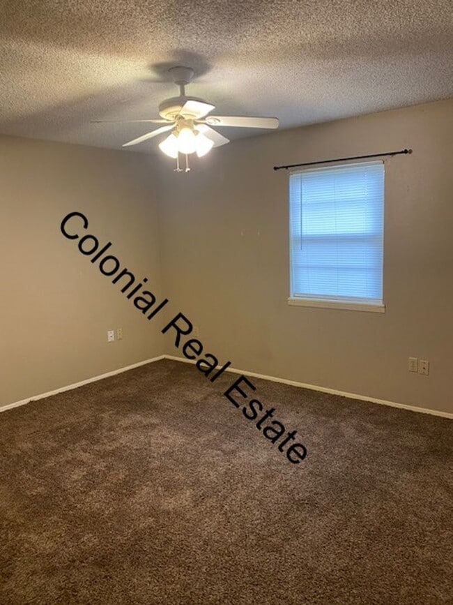 Building Photo - Spacious 3 bedroom, 2 bathroom home