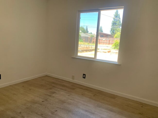 Building Photo - Adorable 3 bedroom home with pool and garden
