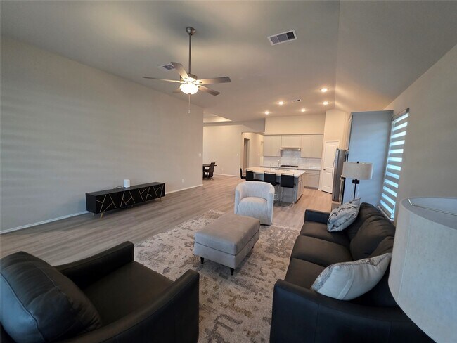 Building Photo - 13810 San Pasqual Pointe Dr