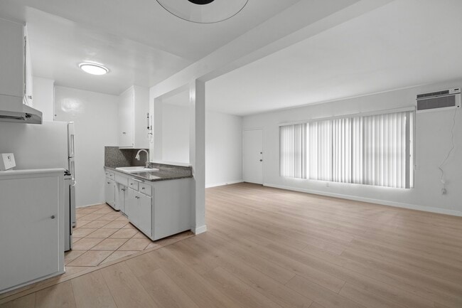 Building Photo - 147 N Lapeer Dr