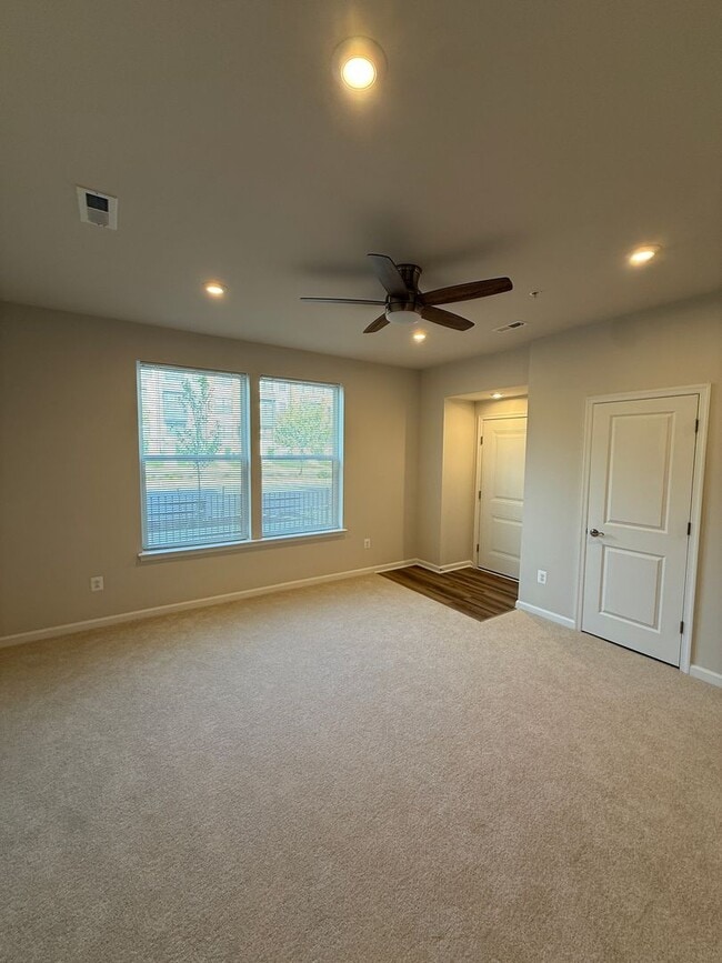 Building Photo - 6711 Belcrest Rd