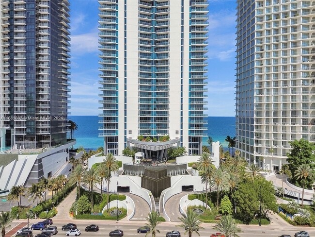 Building Photo - 17001 Collins Ave