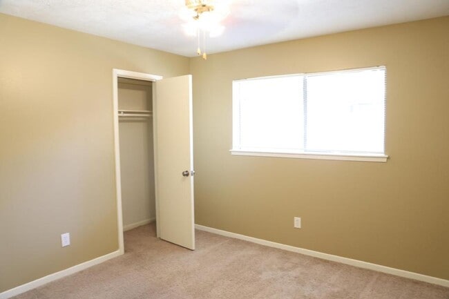 Building Photo - 2215 Silver Falls Dr