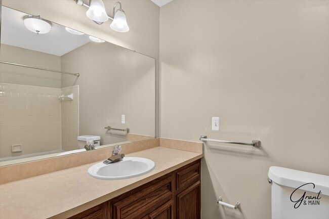 Building Photo - $1550 2 bedroom town house