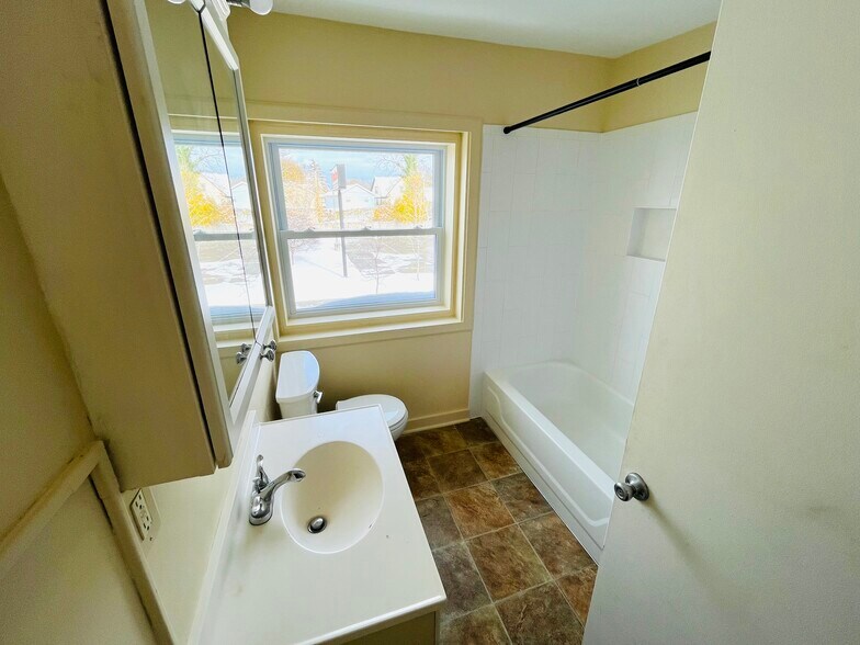 Bathroom - 1159 E Main St