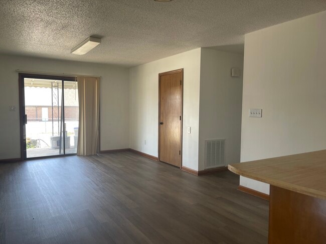 family room - 2656 Fairforest Clevedale Rd