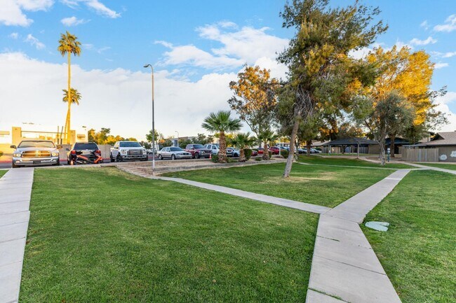 Building Photo - 286 W Palomino Dr