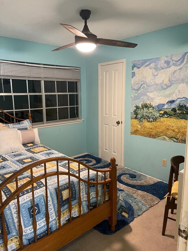 3rd bedroom, queen size bed - 2931 Valley Rose Dr