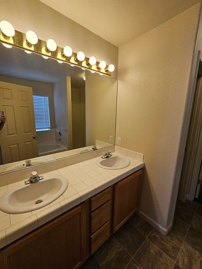 Building Photo - 3 Bedroom, 2 Bathroom Home in Fernley