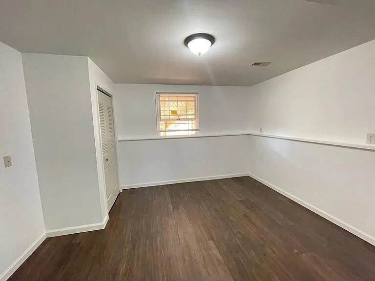 Building Photo - 1637 River Crest Dr