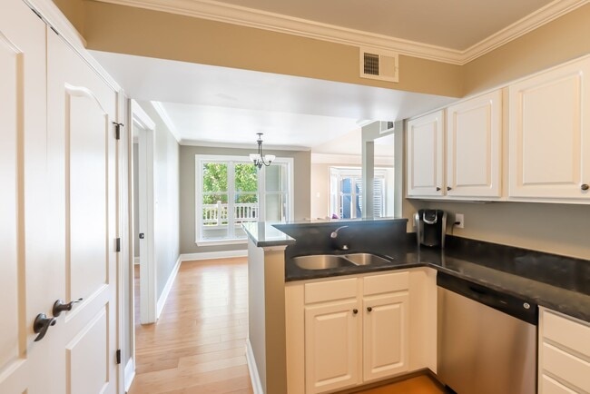 Building Photo - Gorgeous 2-Bedroom Condo Near Fletcher Par...