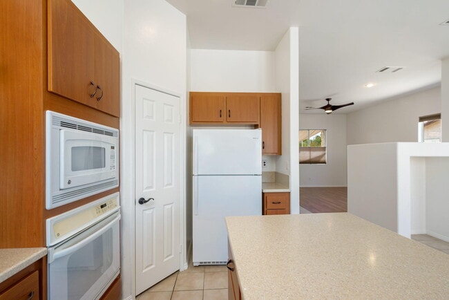 Building Photo - 45160 Debbie Dr