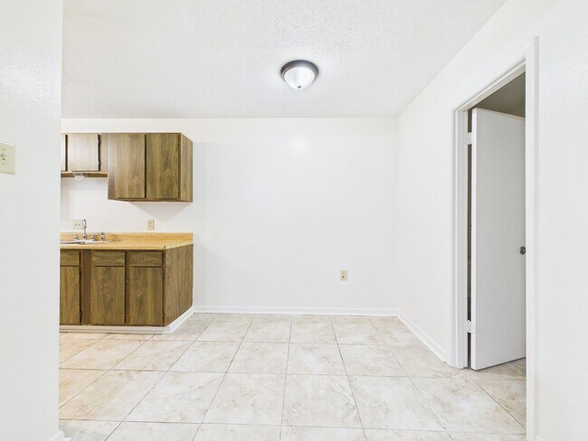 Building Photo - 809 Fox Run Ave