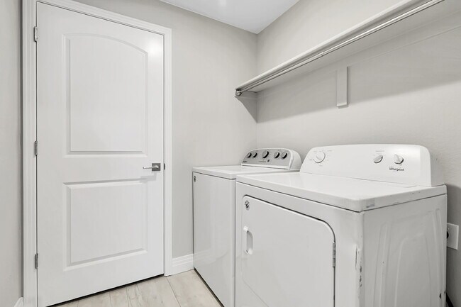 Building Photo - $2,775 - 3 Bed, 3 Bath Condo in Aurora wit...