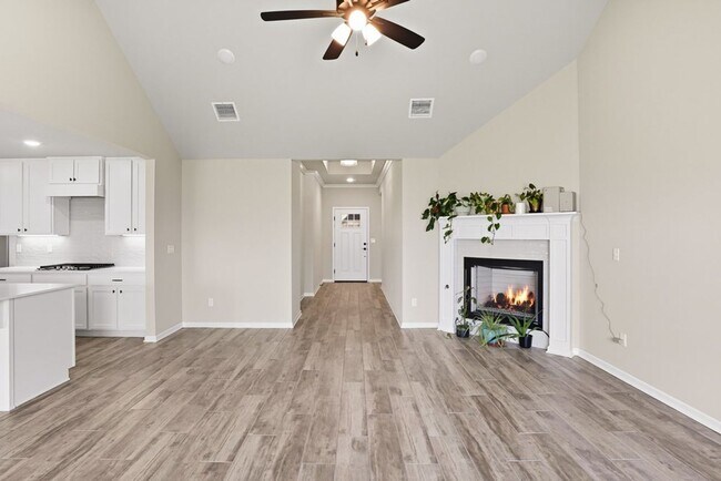 Building Photo - Like new, Move in Ready.