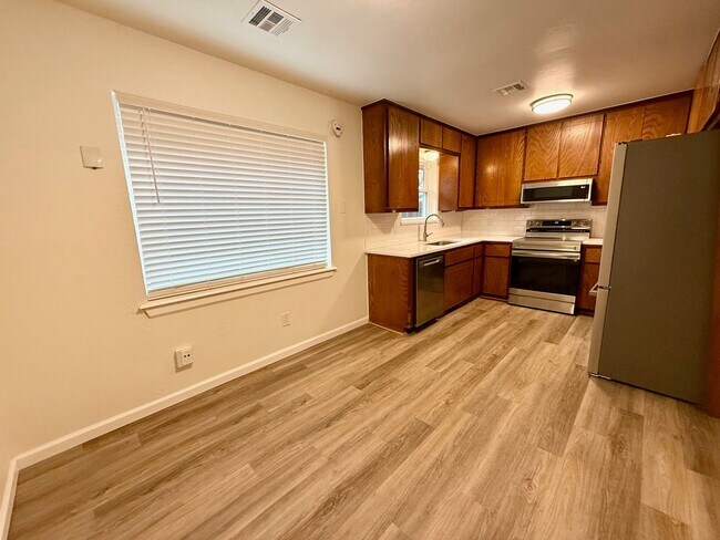 Building Photo - Super cute 2 bed 2 bath 2 car garage