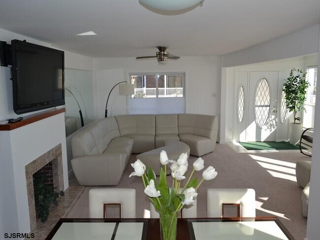 Building Photo - 110 S Richards Ave