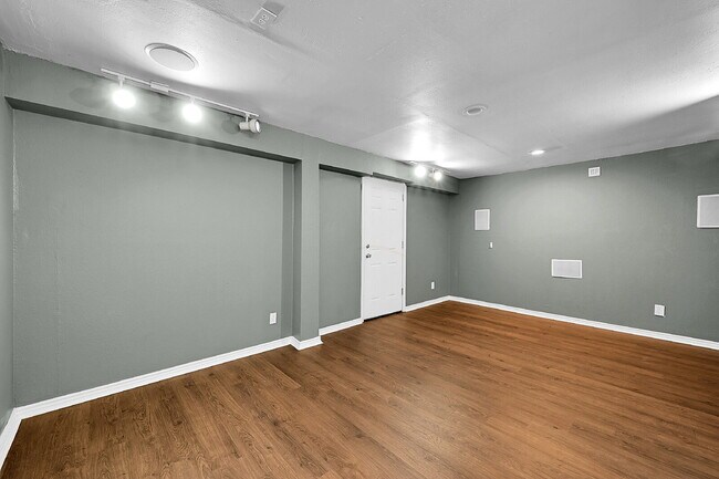 Building Photo - $1,945.00, 4-bed, 2-bath located in Colora...